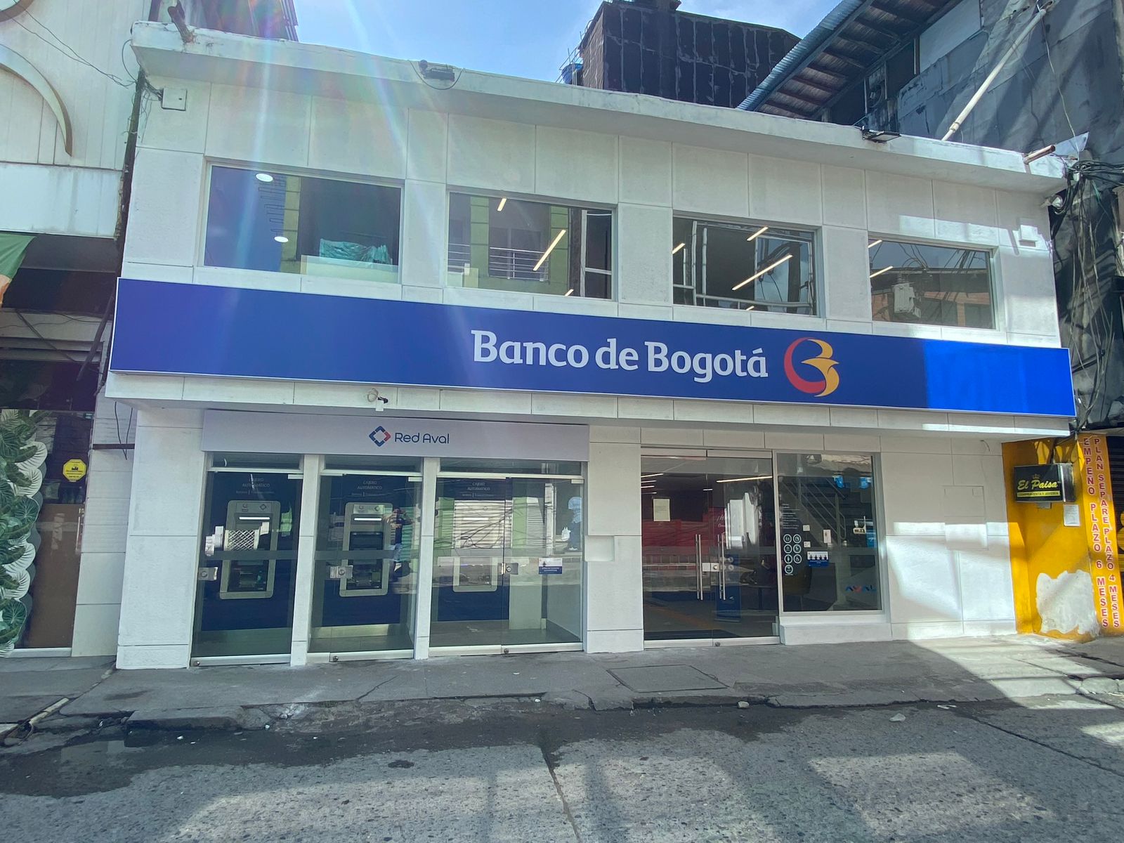 Fachada de sucursal Banco de Bogotá — proyecto de remodelación ejecutado por RAC Ingeniería